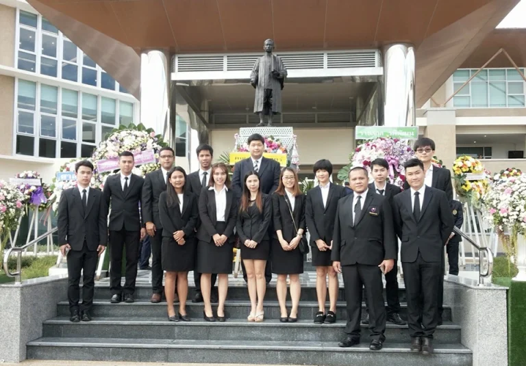 ร่วมพิธีวางพวงมาลา เนื่องในวันรพี