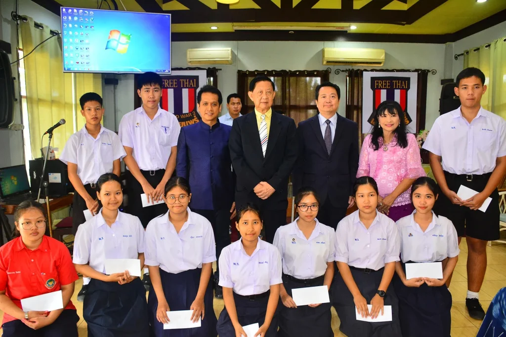 11-2 ร่วมงานและวางพวงมาลาวันเทิดเกียรติเสรีไทย