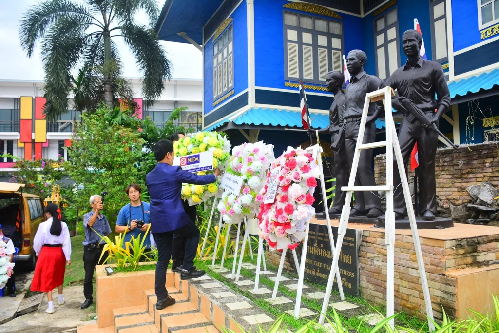 4-4 ร่วมงานและวางพวงมาลาวันเทิดเกียรติเสรีไทย