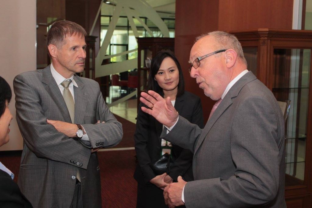 590526 02 11zon เอกอัครราชทูตแห่งราชอาณาจักรเบลเยี่ยมเยือนสถาบัน