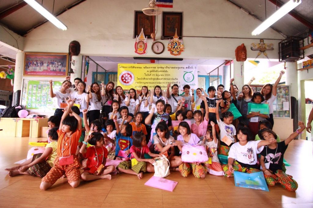 คณะนิติศาสตร์นำนักศึกษาบริจาคสิ่งของ