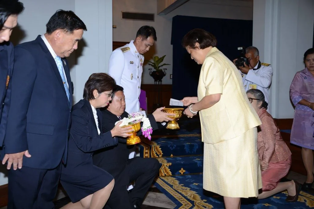 ถวายเงินรายได้จากการจัดการแข่งขันกอล์ฟการกุศลชิงถ้วยพระราชทาน