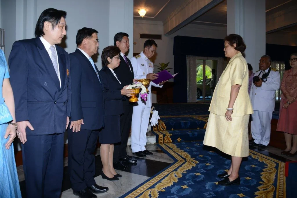 ถวายเงินรายได้จากการจัดการแข่งขันกอล์ฟการกุศลชิงถ้วยพระราชทาน