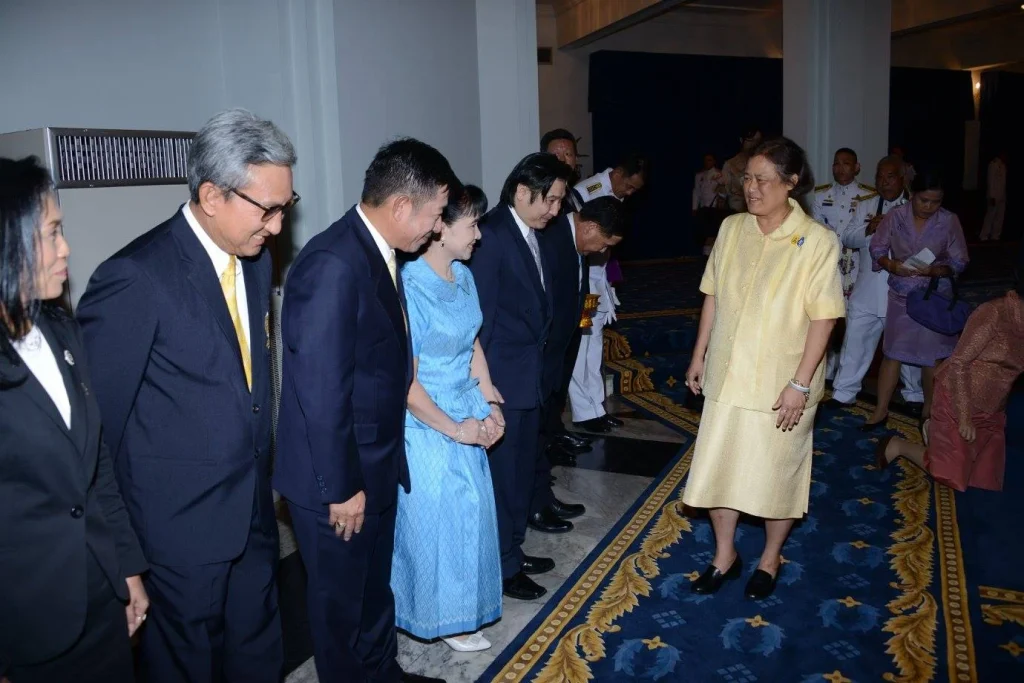 ถวายเงินรายได้จากการจัดการแข่งขันกอล์ฟการกุศลชิงถ้วยพระราชทาน