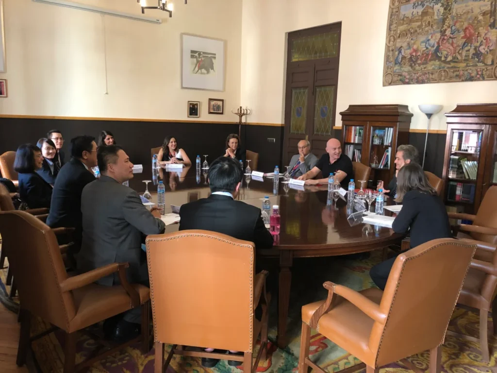 สร้างเครือข่ายความร่วมมือกับองค์กรภายนอกทั้งในระดับประเทศและระดับนานาชาติ