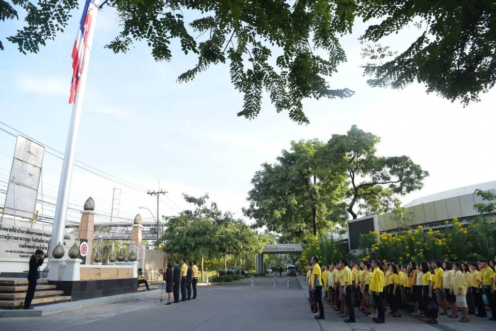 พิธีเคารพธงชาติ-ตักบาตร เนื่องในวันคล้ายวันเฉลิมพระชนมพรรษา ร.9