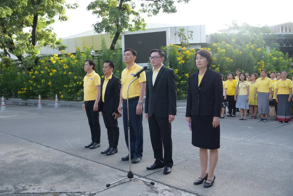 พิธีเคารพธงชาติ-ตักบาตร เนื่องในวันคล้ายวันเฉลิมพระชนมพรรษา ร.9