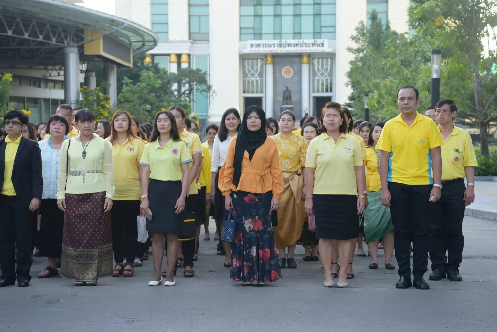 พิธีเคารพธงชาติ-ตักบาตร เนื่องในวันคล้ายวันเฉลิมพระชนมพรรษา ร.9