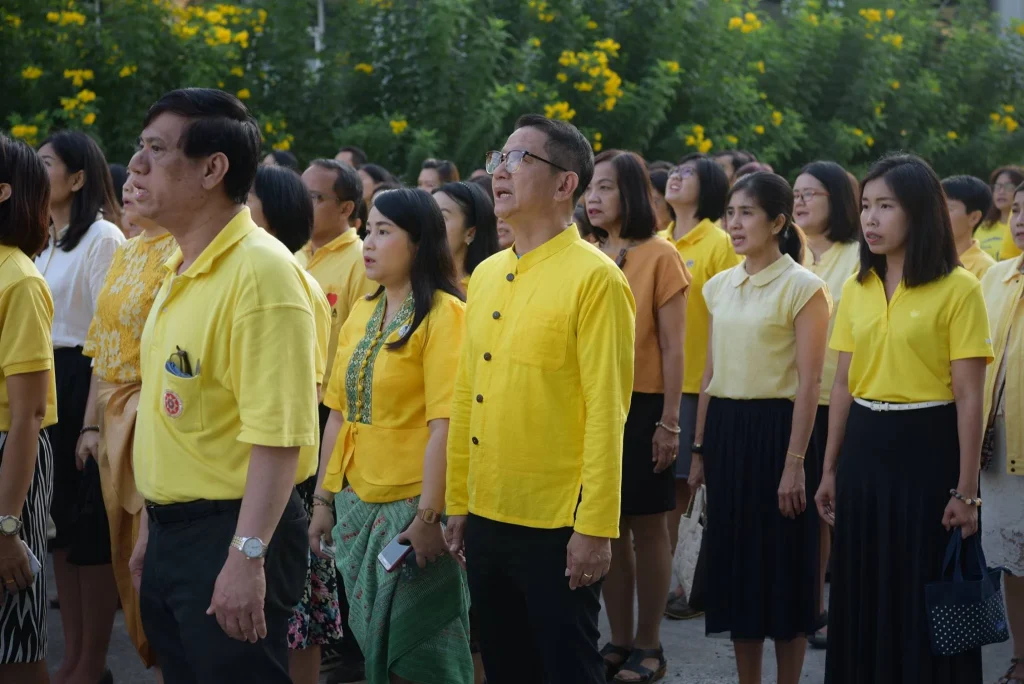 พิธีเคารพธงชาติ-ตักบาตร เนื่องในวันคล้ายวันเฉลิมพระชนมพรรษา ร.9