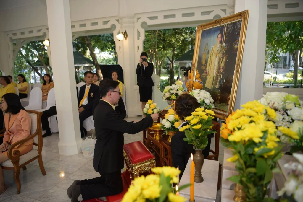 พิธีเคารพธงชาติ-ตักบาตร เนื่องในวันคล้ายวันเฉลิมพระชนมพรรษา ร.9
