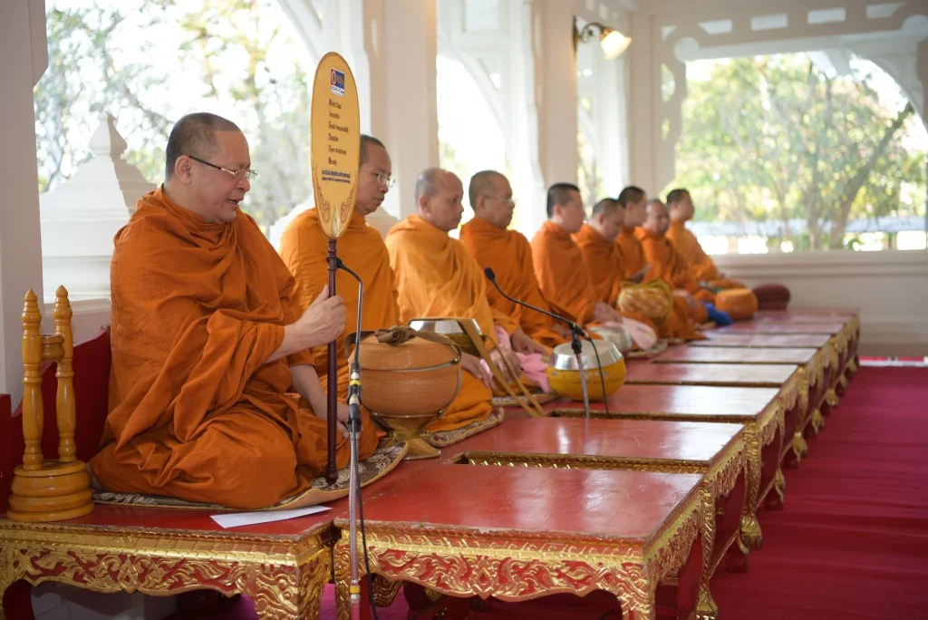 พิธีเคารพธงชาติ-ตักบาตร เนื่องในวันคล้ายวันเฉลิมพระชนมพรรษา ร.9