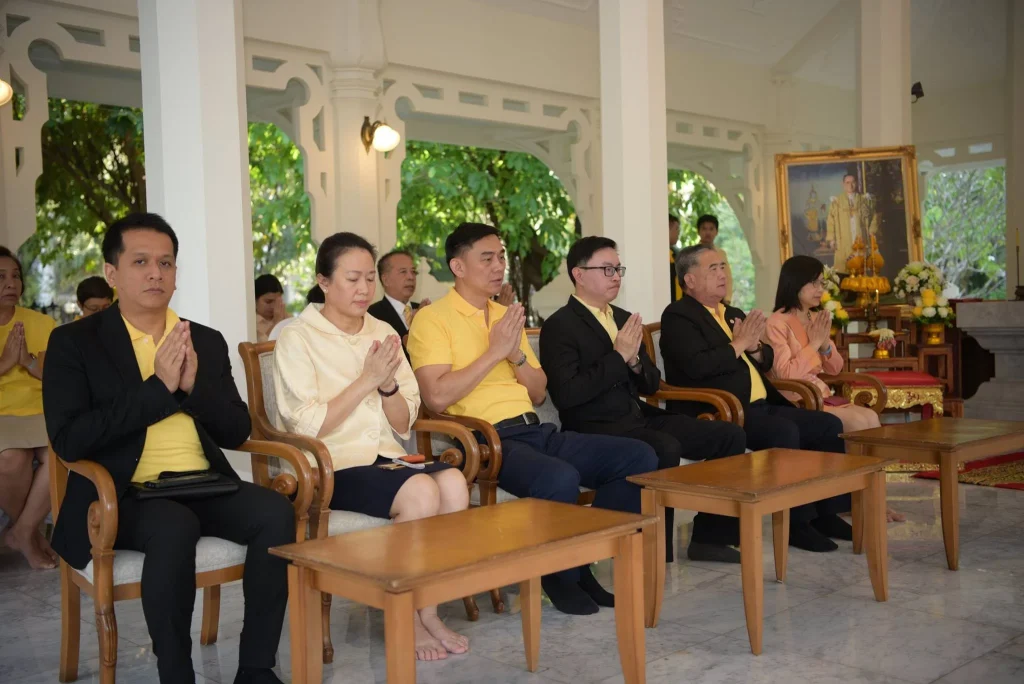 พิธีเคารพธงชาติ-ตักบาตร เนื่องในวันคล้ายวันเฉลิมพระชนมพรรษา ร.9