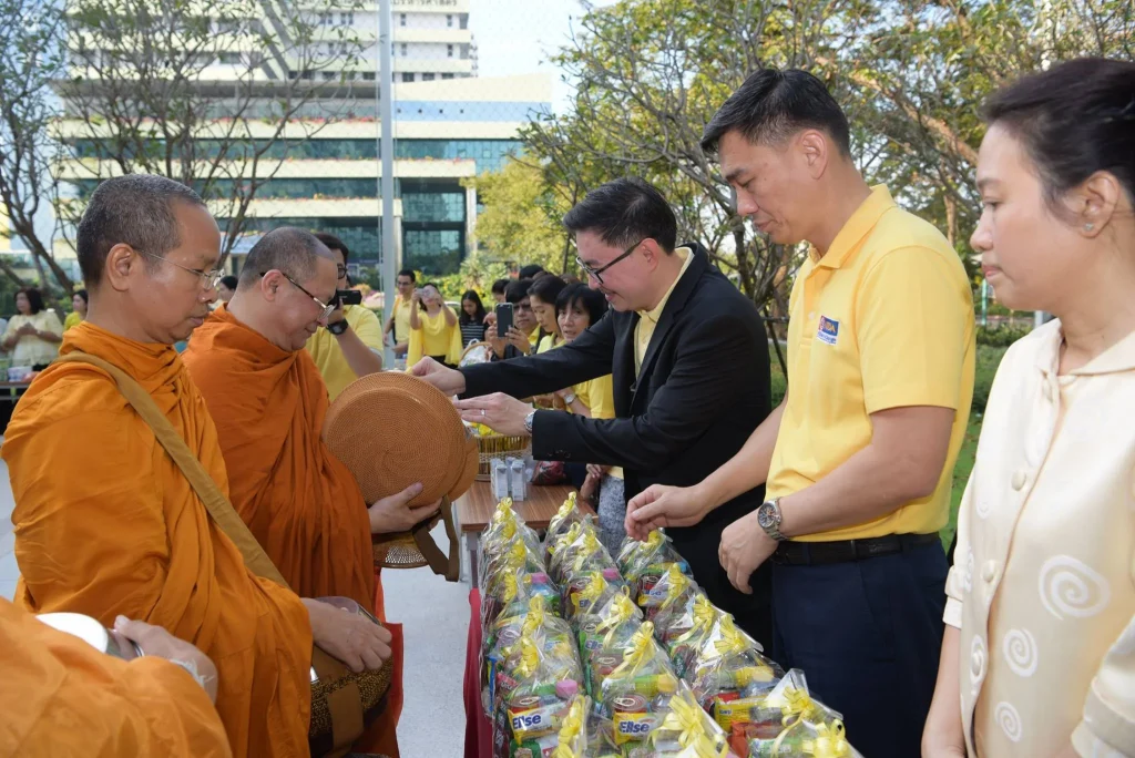 พิธีเคารพธงชาติ-ตักบาตร เนื่องในวันคล้ายวันเฉลิมพระชนมพรรษา ร.9