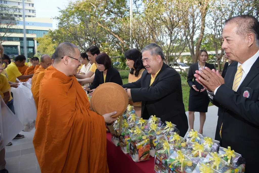 พิธีเคารพธงชาติ-ตักบาตร เนื่องในวันคล้ายวันเฉลิมพระชนมพรรษา ร.9