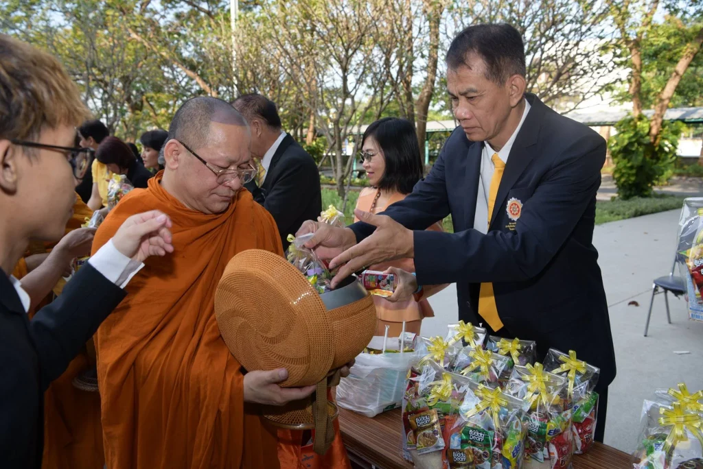 พิธีเคารพธงชาติ-ตักบาตร เนื่องในวันคล้ายวันเฉลิมพระชนมพรรษา ร.9