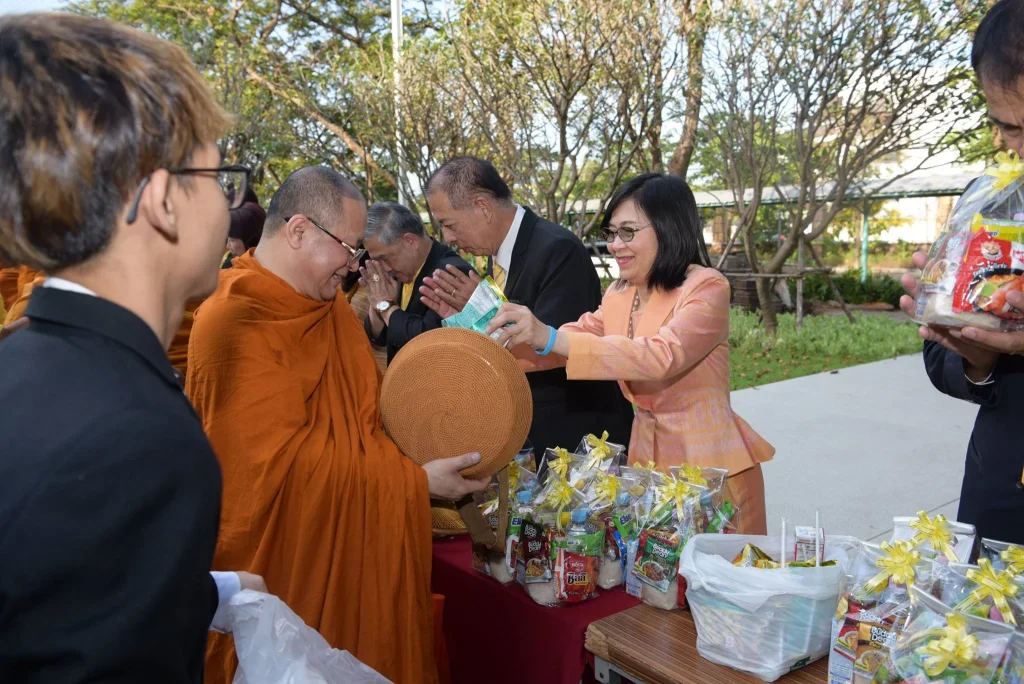 พิธีเคารพธงชาติ-ตักบาตร เนื่องในวันคล้ายวันเฉลิมพระชนมพรรษา ร.9