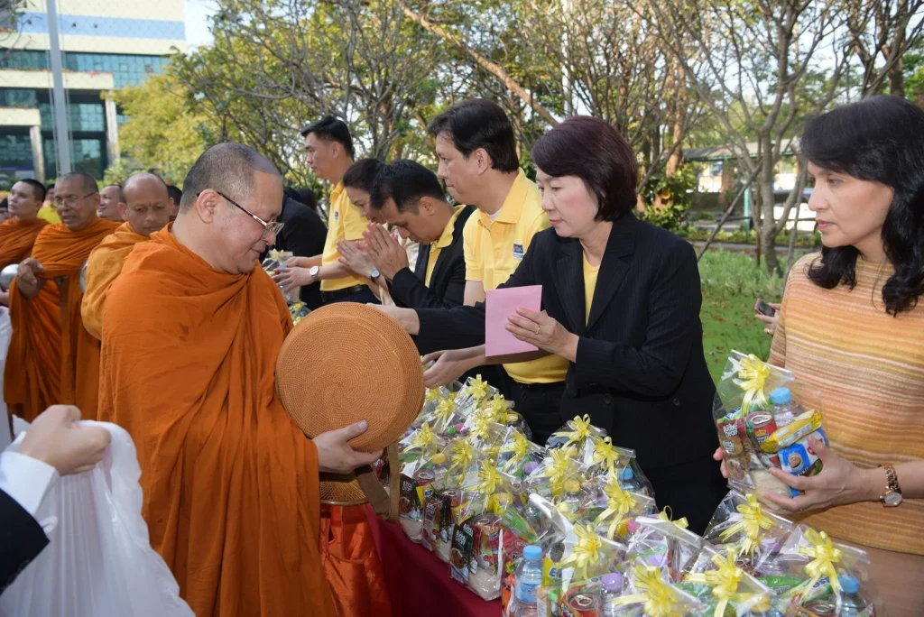 พิธีเคารพธงชาติ-ตักบาตร เนื่องในวันคล้ายวันเฉลิมพระชนมพรรษา ร.9