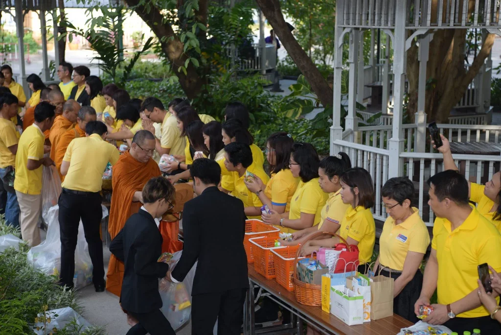 พิธีเคารพธงชาติ-ตักบาตร เนื่องในวันคล้ายวันเฉลิมพระชนมพรรษา ร.9