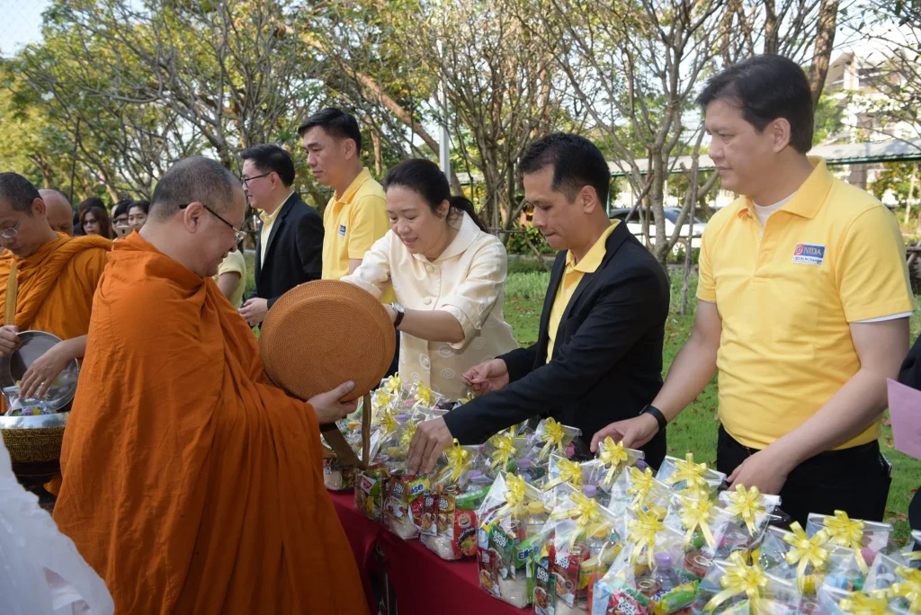 พิธีเคารพธงชาติ-ตักบาตร เนื่องในวันคล้ายวันเฉลิมพระชนมพรรษา ร.9