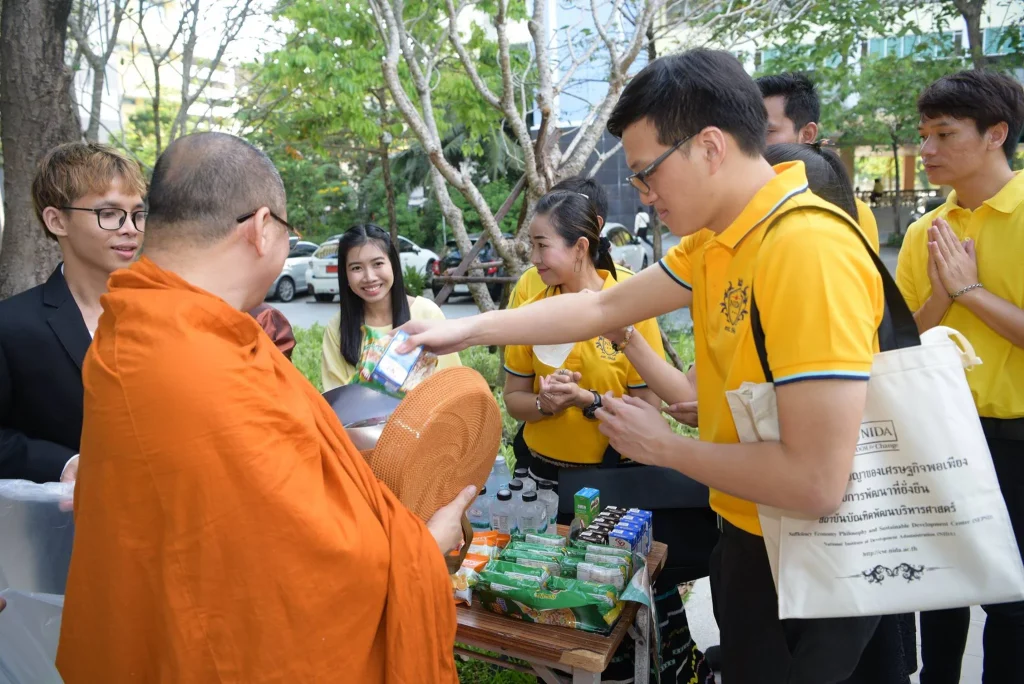พิธีเคารพธงชาติ-ตักบาตร เนื่องในวันคล้ายวันเฉลิมพระชนมพรรษา ร.9