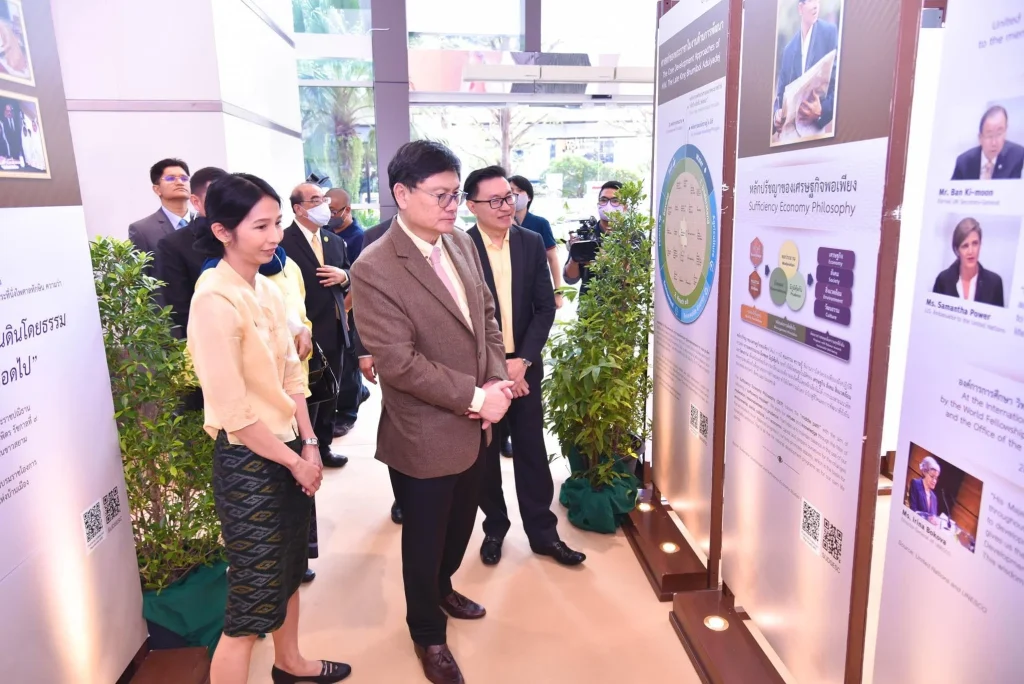 631204nida_02 นิด้าร่วมจัดแสดงนิทรรศการเทิดพระเกียรติ งานของพ่อ