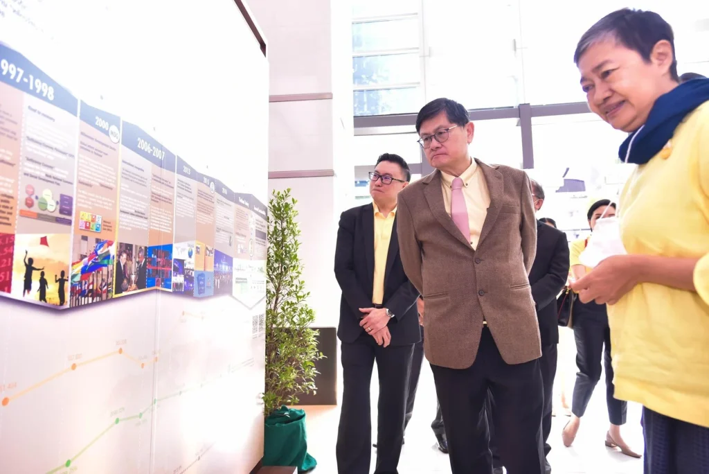 631204nida 03 นิด้าร่วมจัดแสดงนิทรรศการเทิดพระเกียรติ งานของพ่อ