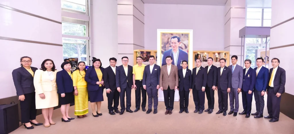 631204nida_05 นิด้าร่วมจัดแสดงนิทรรศการเทิดพระเกียรติ งานของพ่อ