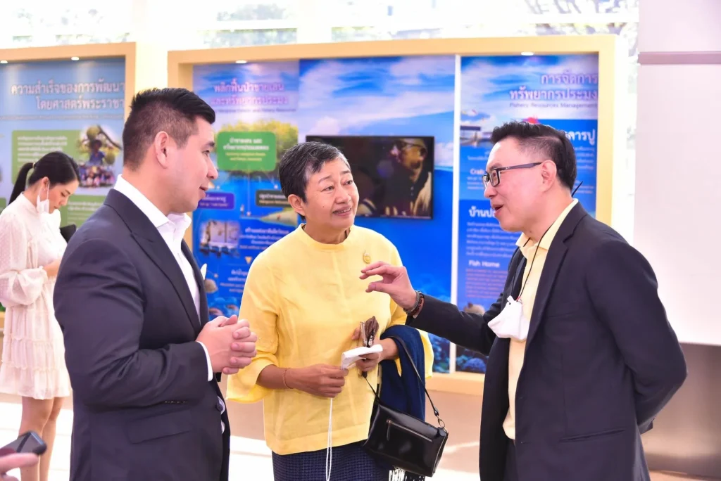 631204nida_07 นิด้าร่วมจัดแสดงนิทรรศการเทิดพระเกียรติ งานของพ่อ