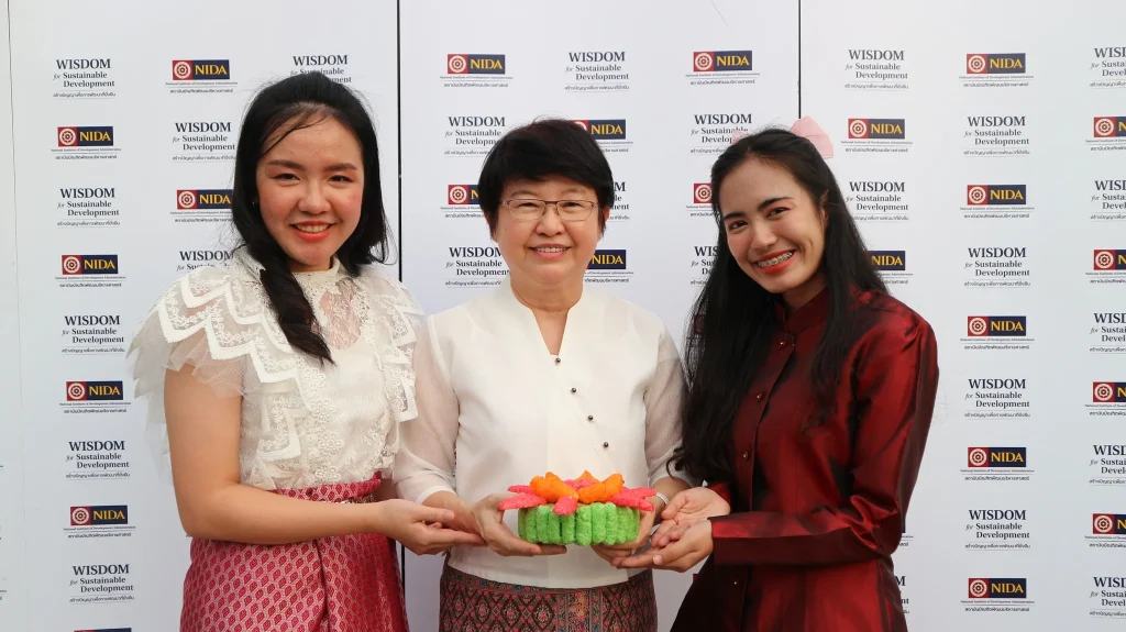 บรรยากาศอันแสนอบอุ่น ในค่ำคืนวันลอยกระทง ณ สถาบันบัณฑิตพัฒนบริหารศาสตร์