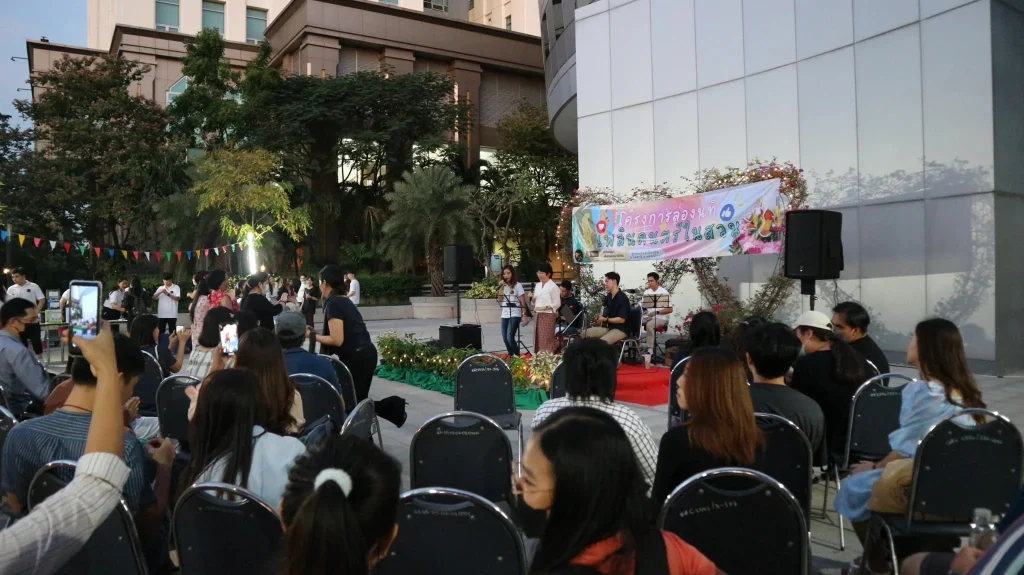 บรรยากาศอันแสนอบอุ่น ในค่ำคืนวันลอยกระทง ณ สถาบันบัณฑิตพัฒนบริหารศาสตร์
