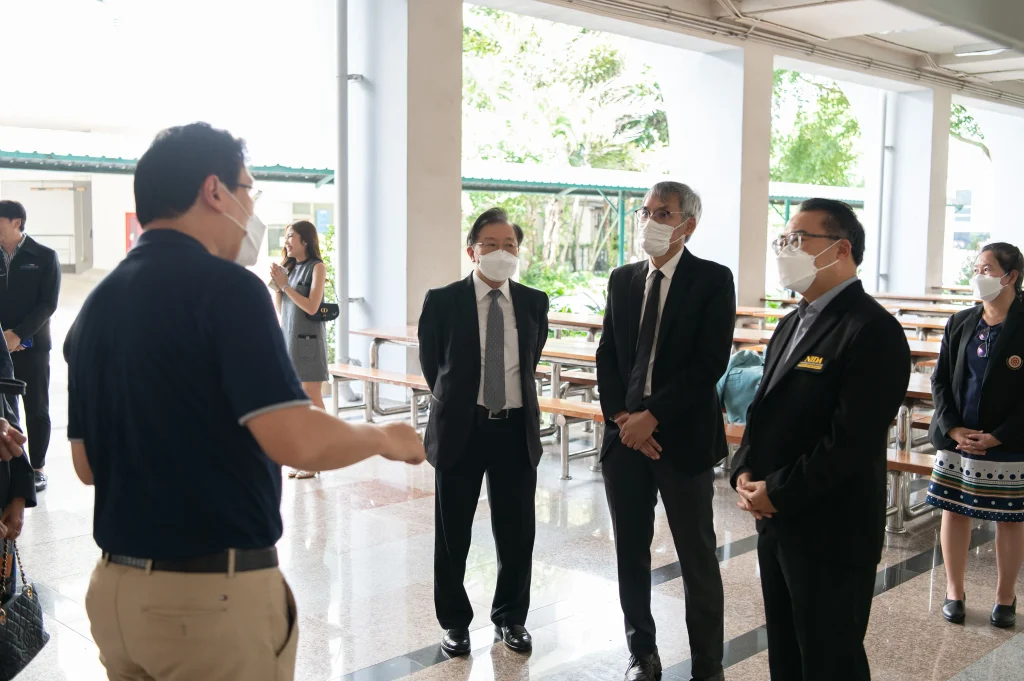 651130 03 scaled “นิด้า” รับมอบตู้ตรวจโควิดระบบชีวนิรภัย จากกลุ่ม LUCAS 8 และผู้สำเร็จการอบรมหลักสูตร วบส. รุ่นที่ 8