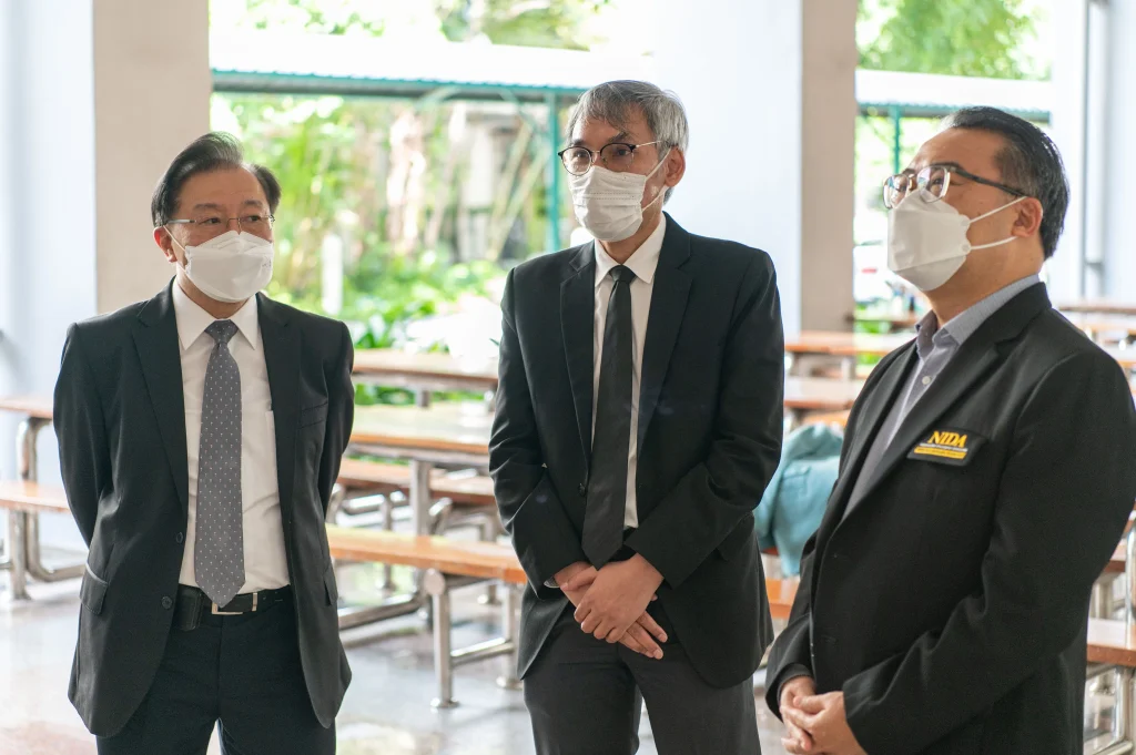 651130 04 scaled “นิด้า” รับมอบตู้ตรวจโควิดระบบชีวนิรภัย จากกลุ่ม LUCAS 8 และผู้สำเร็จการอบรมหลักสูตร วบส. รุ่นที่ 8