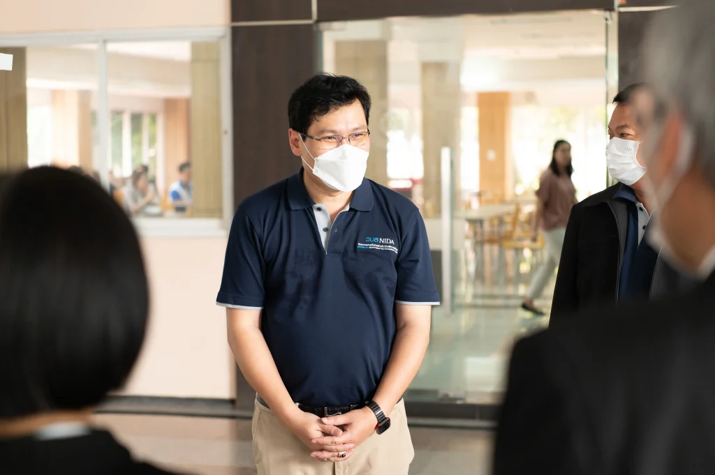 “นิด้า” รับมอบตู้ตรวจโควิดระบบชีวนิรภัย จากกลุ่ม LUCAS 8 และผู้สำเร็จการอบรมหลักสูตร วบส. รุ่นที่ 8