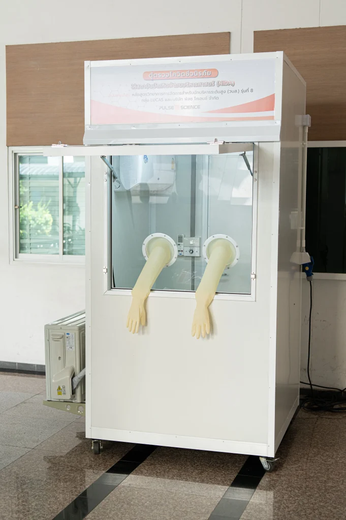 “นิด้า” รับมอบตู้ตรวจโควิดระบบชีวนิรภัย จากกลุ่ม LUCAS 8 และผู้สำเร็จการอบรมหลักสูตร วบส. รุ่นที่ 8