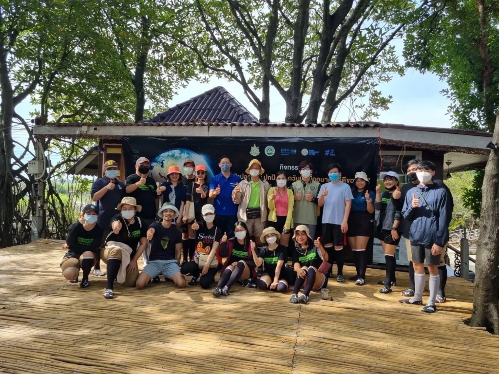 651204 01 คณะบริหารการพัฒนาสิ่งแวดล้อม นิด้า ได้ไปร่วมปลูกป่าชายเลนและศึกษาดูงานด้านการอนุรักษ์ป่าชายเลนโดยชุมชน