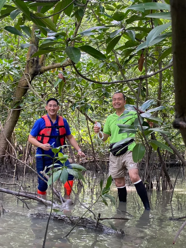 651204 02 คณะบริหารการพัฒนาสิ่งแวดล้อม นิด้า ได้ไปร่วมปลูกป่าชายเลนและศึกษาดูงานด้านการอนุรักษ์ป่าชายเลนโดยชุมชน