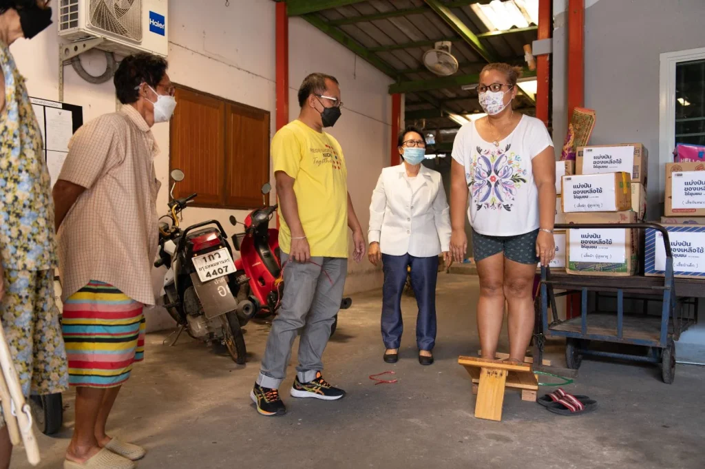 651207 03 NIDA มอบสิ่งของที่ได้รับบริจาคในโครงการมอบสิ่งของเหลือใช้ให้ชุมชนบางเตยล่าง