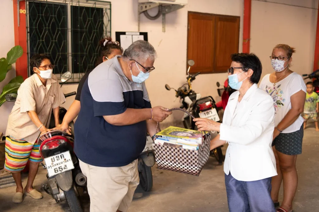 651207 04 NIDA มอบสิ่งของที่ได้รับบริจาคในโครงการมอบสิ่งของเหลือใช้ให้ชุมชนบางเตยล่าง