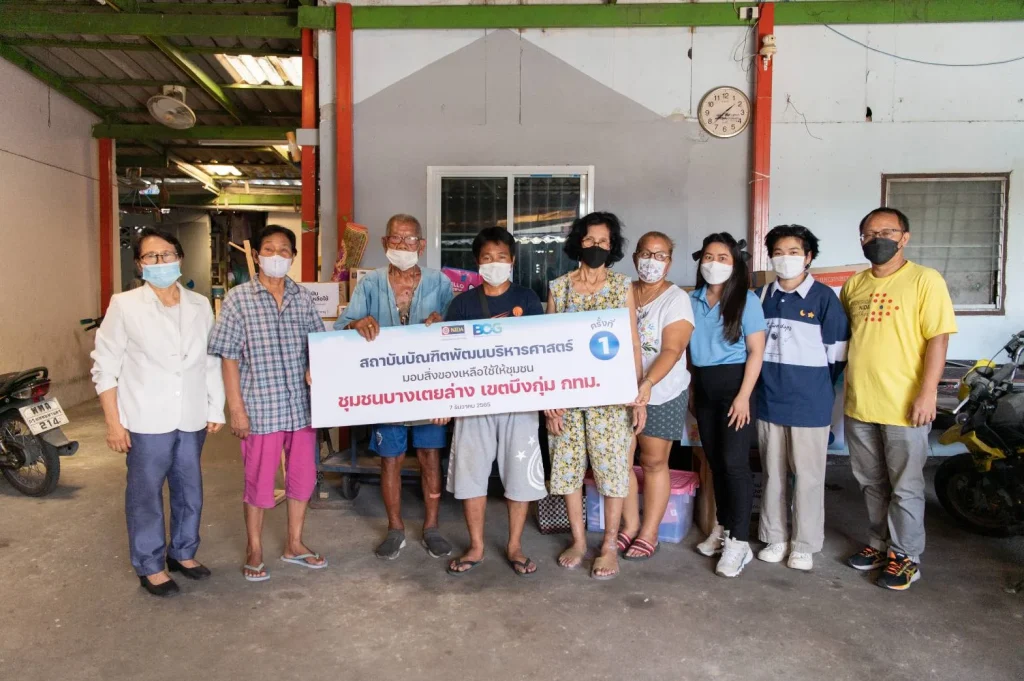 651207 05 NIDA มอบสิ่งของที่ได้รับบริจาคในโครงการมอบสิ่งของเหลือใช้ให้ชุมชนบางเตยล่าง