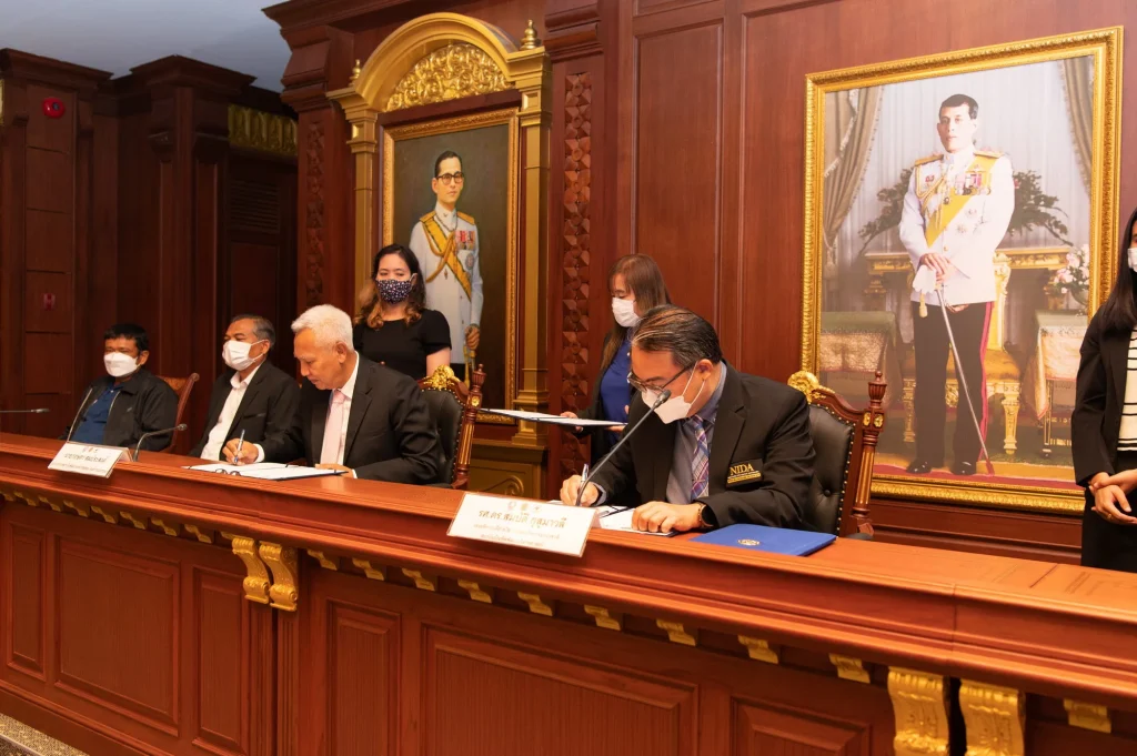 651213 06 “นิด้า – พอช. – เครือข่ายองค์กรชุมชน” ร่วมลงนามความร่วมมือ เสริมสร้างชุมชนเข้มแข็ง