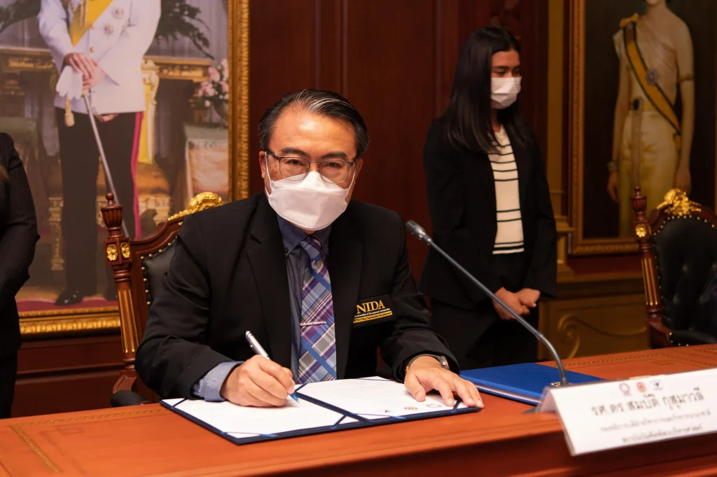 651213 07 “นิด้า – พอช. – เครือข่ายองค์กรชุมชน” ร่วมลงนามความร่วมมือ เสริมสร้างชุมชนเข้มแข็ง