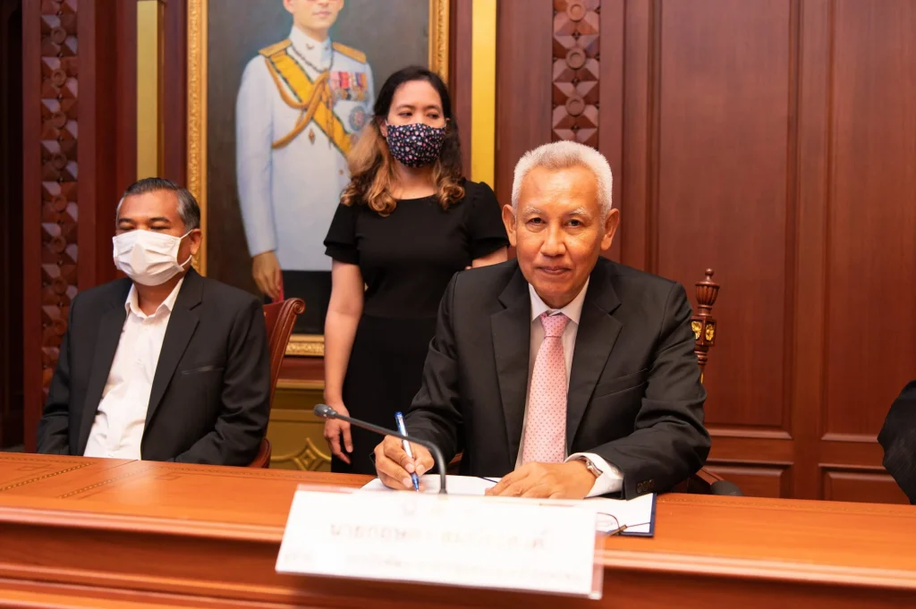 651213 08 “นิด้า – พอช. – เครือข่ายองค์กรชุมชน” ร่วมลงนามความร่วมมือ เสริมสร้างชุมชนเข้มแข็ง