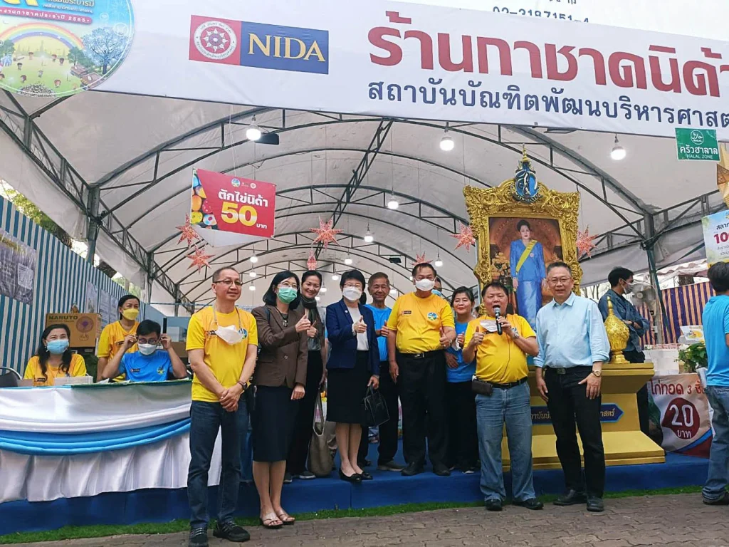 651215k 02 ศ.ดร.ทิพวรรณ หล่อสุวรรณรัตน์ อธิการบดี นำทีมผู้บริหารสถาบันเยี่ยม ‘ร้านกาชาดนิด้า’