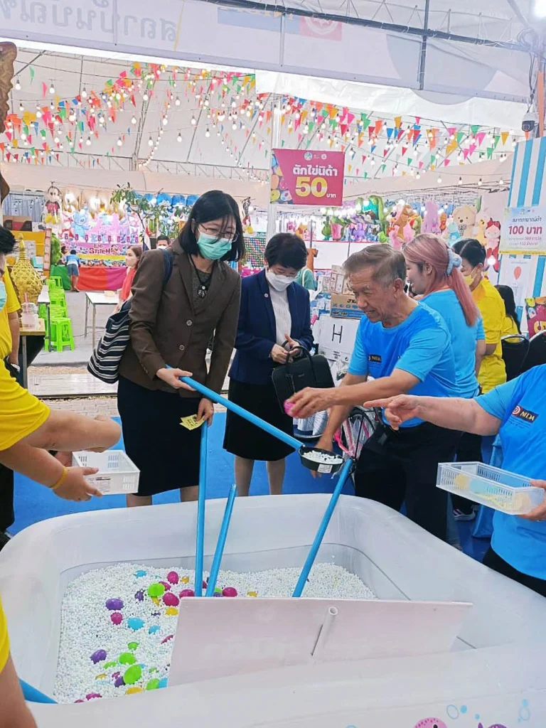 651215k_03 ศ.ดร.ทิพวรรณ หล่อสุวรรณรัตน์ อธิการบดี นำทีมผู้บริหารสถาบันเยี่ยม ‘ร้านกาชาดนิด้า’