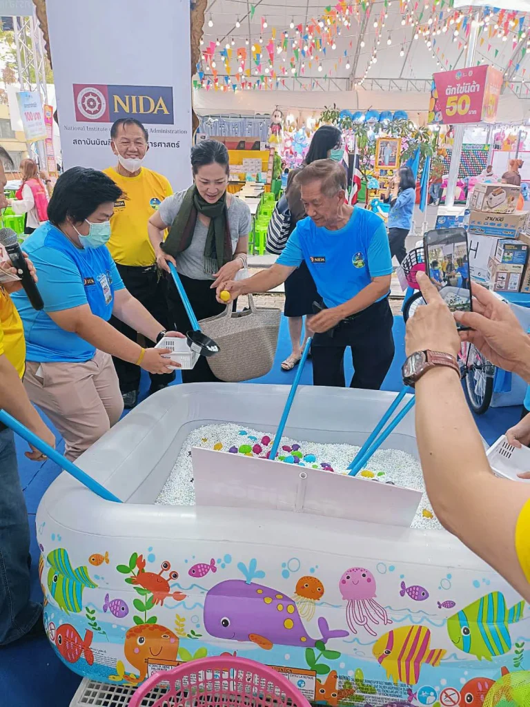 ศ.ดร.ทิพวรรณ หล่อสุวรรณรัตน์ อธิการบดี นำทีมผู้บริหารสถาบันเยี่ยม ‘ร้านกาชาดนิด้า’