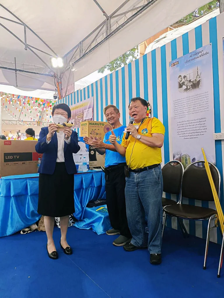 ศ.ดร.ทิพวรรณ หล่อสุวรรณรัตน์ อธิการบดี นำทีมผู้บริหารสถาบันเยี่ยม ‘ร้านกาชาดนิด้า’