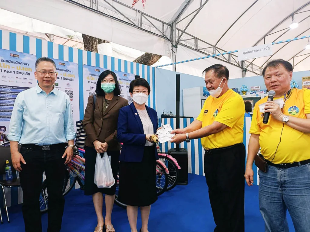 651215k 06 ศ.ดร.ทิพวรรณ หล่อสุวรรณรัตน์ อธิการบดี นำทีมผู้บริหารสถาบันเยี่ยม ‘ร้านกาชาดนิด้า’