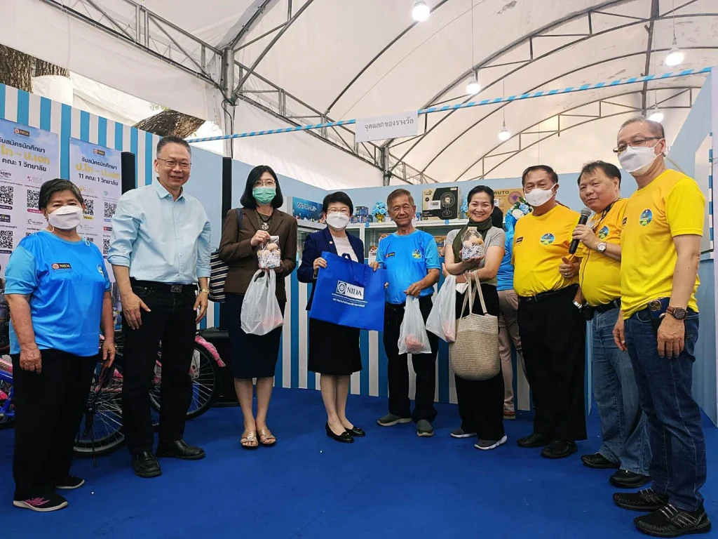ศ.ดร.ทิพวรรณ หล่อสุวรรณรัตน์ อธิการบดี นำทีมผู้บริหารสถาบันเยี่ยม ‘ร้านกาชาดนิด้า’
