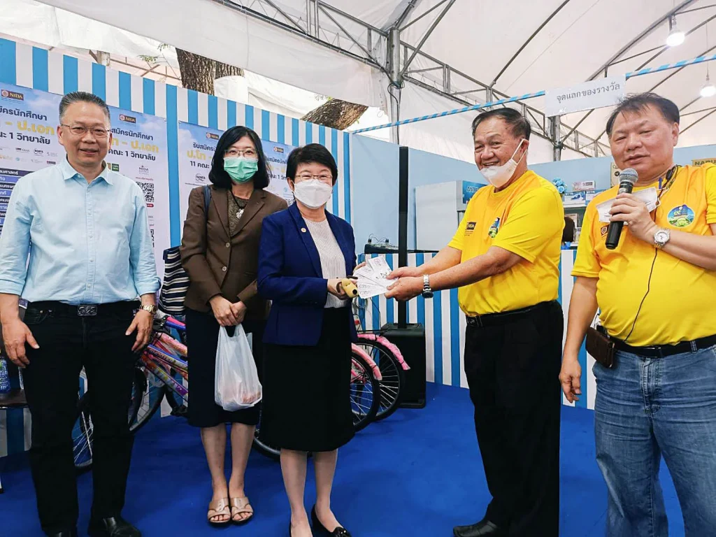 ศ.ดร.ทิพวรรณ หล่อสุวรรณรัตน์ อธิการบดี นำทีมผู้บริหารสถาบันเยี่ยม ‘ร้านกาชาดนิด้า’