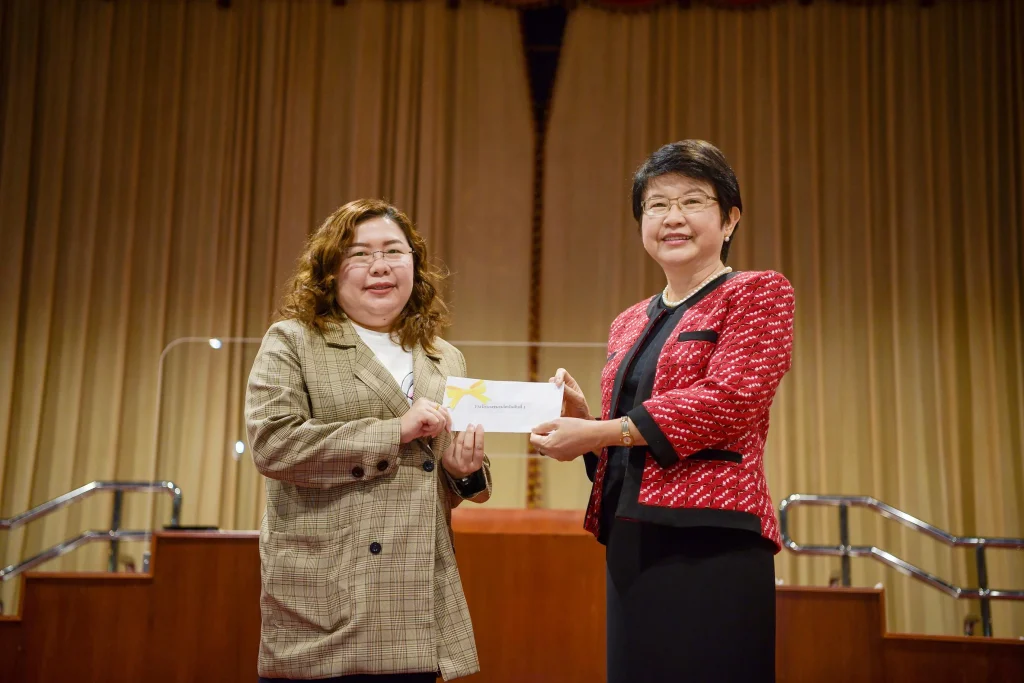 แสดงความยินดีกับผู้ได้รับรางวัล ในกิจกรรม “ประชาคม ท่องยุทธศาสตร์การพัฒนา 5 ปี”